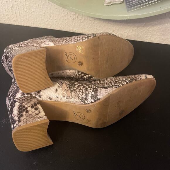 Chinese Laundry Animal Print side zip booties size 8. - Picture 7 of 8